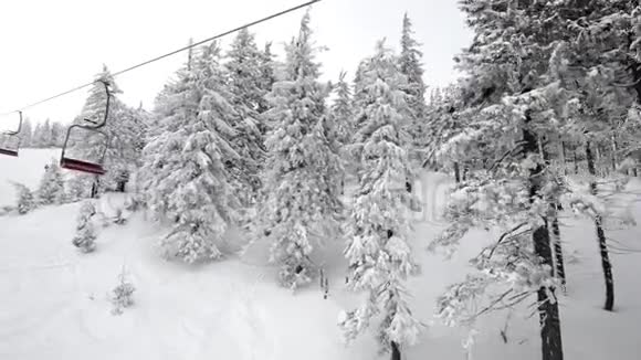在雾蒙蒙的山上滑雪缆车上视频的预览图