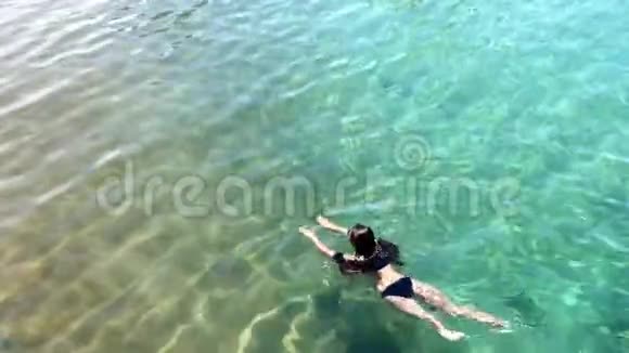 海上游泳女子的鸟瞰图视频的预览图