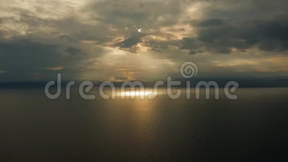 日落时海面上乌云密布视频的预览图