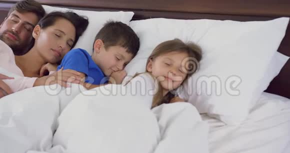 一家人睡在床上在家卧室睡4k视频的预览图