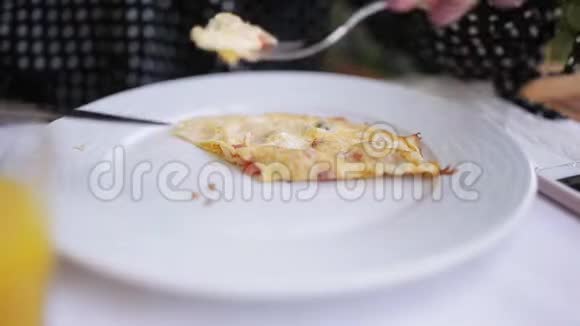 用叉子把美味的煎蛋卷切在盘子上视频的预览图