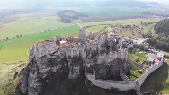 斯皮斯基赫拉德的空中景观斯洛伐克山上石城堡的废墟视频的预览图