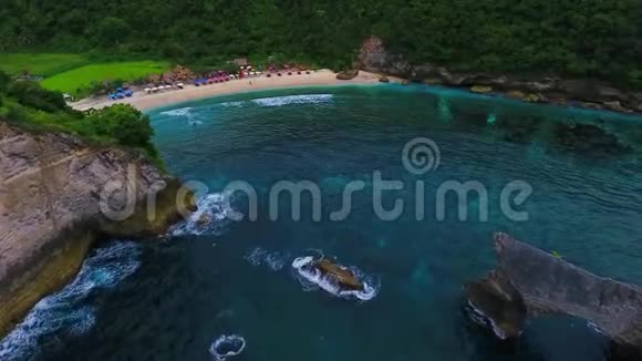 美丽的观点Kelingking海滩在努沙佩尼达岛巴厘岛印度尼西亚无人视野视频的预览图