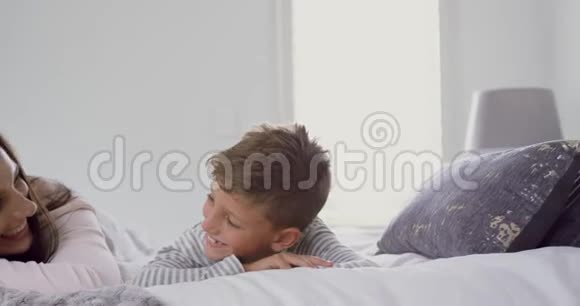 母亲和儿子一起躺在家里的床上视频的预览图