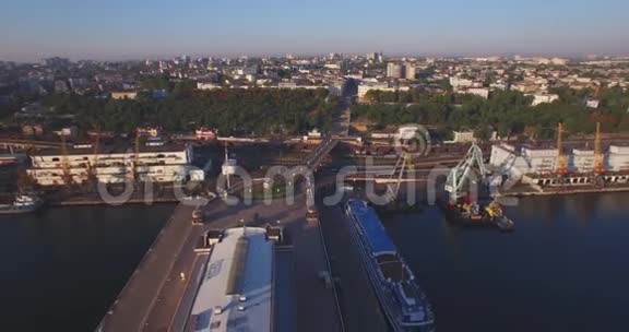 日出时的城市港口城市鸟瞰图视频的预览图