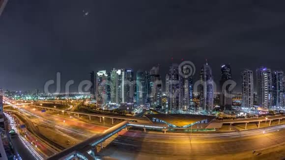 鸟瞰谢赫扎耶德公路附近迪拜码头和JLT时间推移迪拜视频的预览图