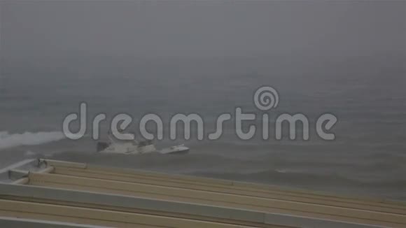 在狂风暴雨的爱琴海里的一艘船视频的预览图