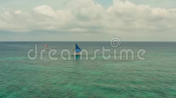 菲律宾长滩岛热带海域帆船的美丽景色视频的预览图