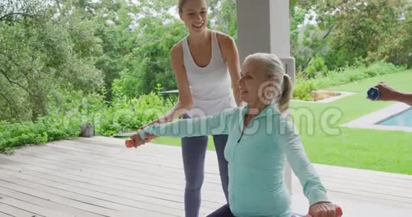 在花园里锻炼的高级妇女视频的预览图