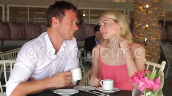 年轻夫妇在餐厅喝咖啡视频的预览图