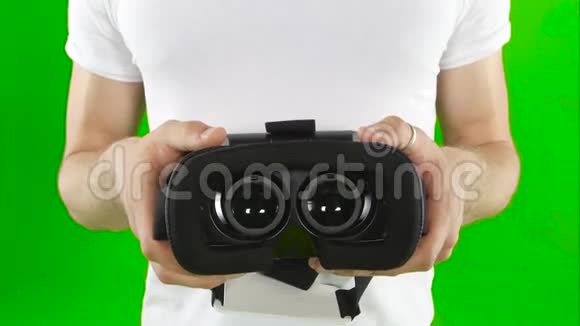 虚拟现实面具快关门绿色屏幕视频的预览图