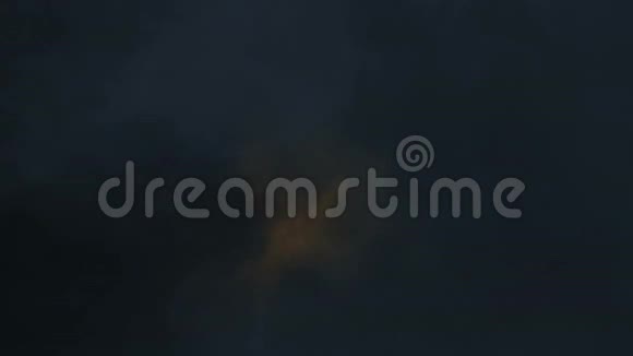 雾蒙蒙的夜晚夜空中的风暴摘要动画背景视频的预览图