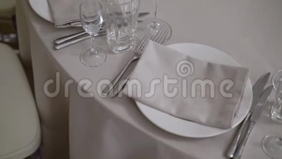 餐厅里的盘子视频的预览图