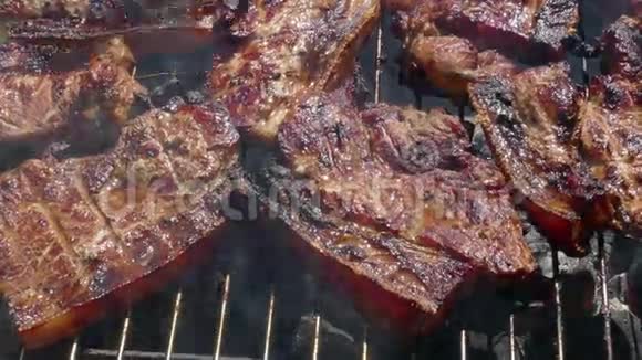 烧烤炉上的猪肉牛排视频的预览图