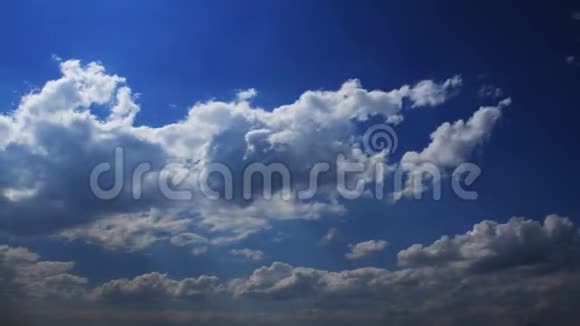 蓝色天空清洁美丽的云空间天气视频的预览图