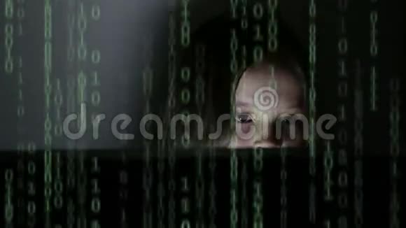 女孩看屏幕与代码覆盖视频的预览图