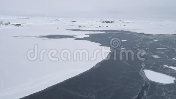 飞越南极洲雪地和海洋的空中飞行视频的预览图