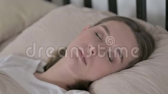 在家睡觉的美丽年轻女子视频的预览图