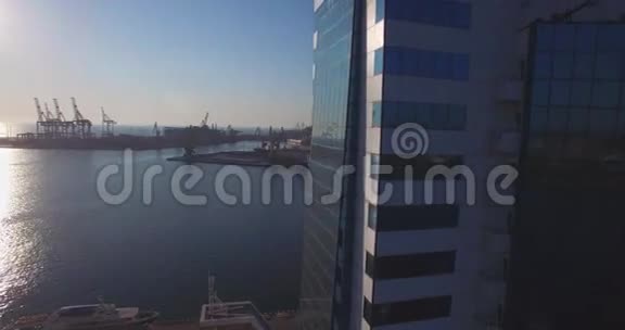 日出时的城市港口城市鸟瞰图视频的预览图