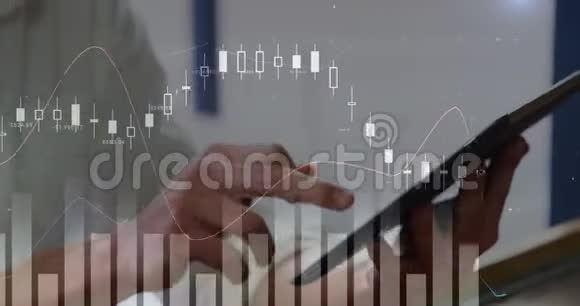 男子使用触摸屏平板电脑4k视频的预览图