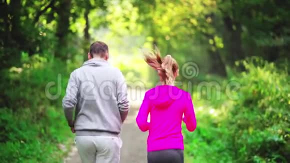 一个女孩和一个男人从事一项运动视频的预览图