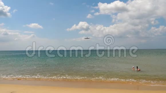 宽体飞机在海洋上空接近视频的预览图