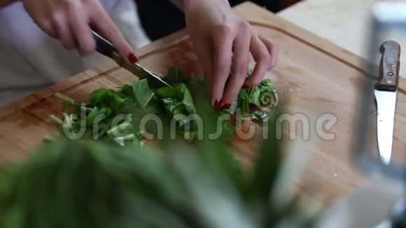 切菠菜的特写视频的预览图