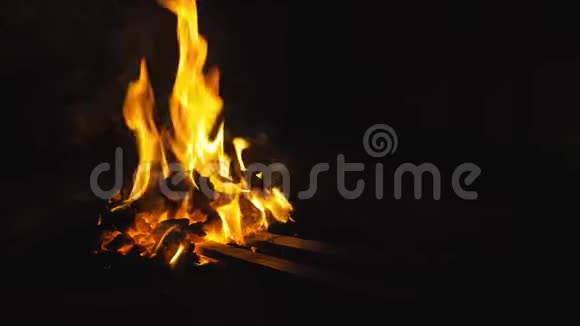 在炉子里生火铁匠在炉子里驯服钢铁制品用于硬化和加热铁的史密斯锻造视频的预览图