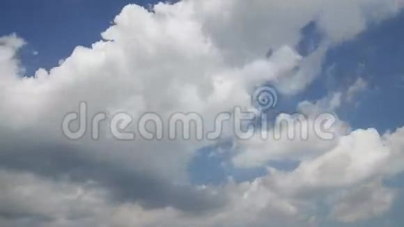 晴空下的云动视频的预览图