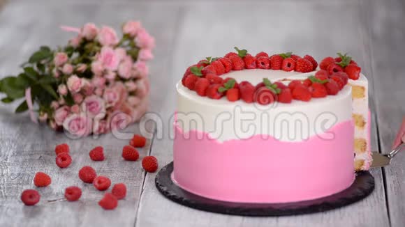 美味的夏日蛋糕和覆盆子视频的预览图