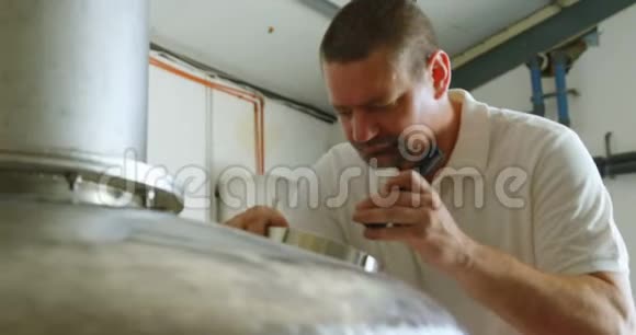 男子检查蒸馏罐4k视频的预览图