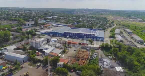 大型工业建筑蓝色工厂外观工业蓝色建筑视频的预览图