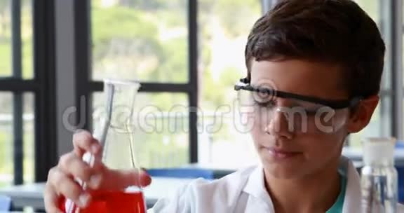 专心的男生在实验室做化学实验视频的预览图
