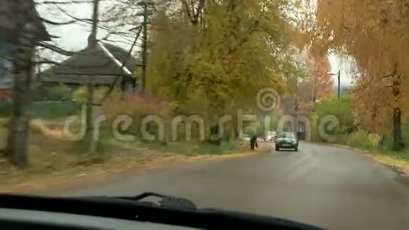 秋天在俄罗斯村庄的生活视频的预览图