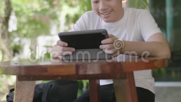 笑脸玩平板电脑的亚洲男孩视频的预览图