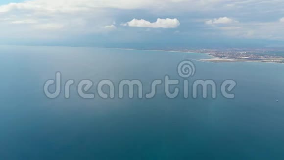 巴厘岛热带海洋与景观鸟瞰视频的预览图