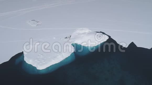 空中无人机飞越南极洲海岸线视频的预览图