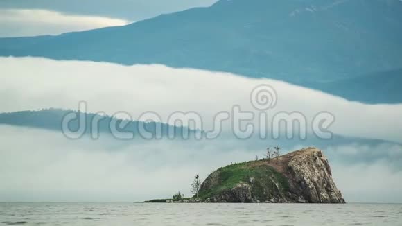 云的时间流逝山和湖的景观大自然视频的预览图