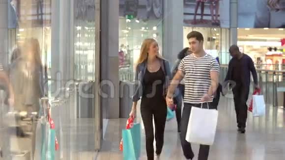 在购物中心背包的幸福夫妻视频的预览图