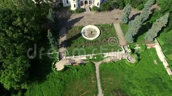哈尔科夫地区沙里夫卡公园白天鹅宫和院子的美丽景色视频的预览图