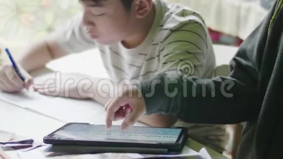 快乐的小男孩在做你的家庭作业视频的预览图