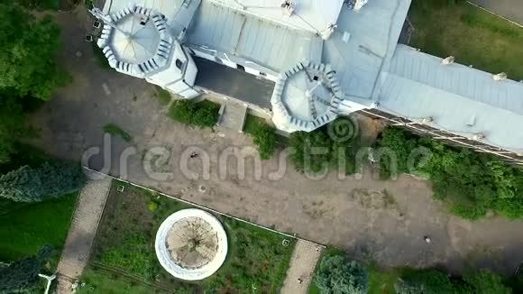 哈尔科夫地区沙里夫卡公园白天鹅宫和院子的美丽景色视频的预览图