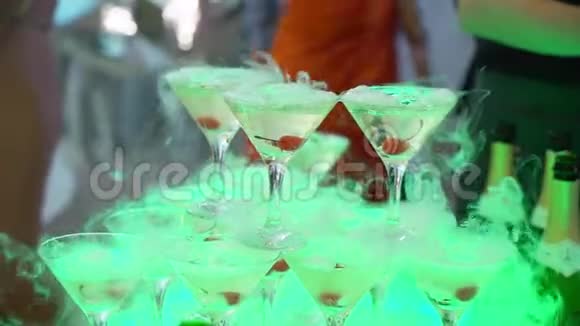 带香槟的金字塔玻璃塔在聚会庆典婚礼生日或视频的预览图