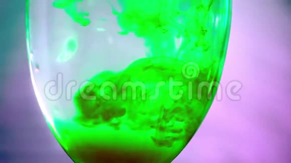 不同密度绿色流体的宏观混合视频的预览图