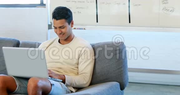 坐在沙发上用笔记本电脑的人视频的预览图