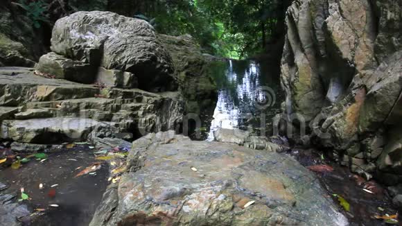 苏梅岛丛林深处的瀑布高清视频的预览图