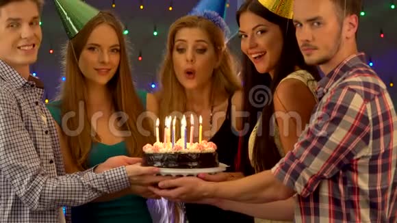 快乐的朋友生日聚会和蜡烛庆祝蛋糕视频的预览图