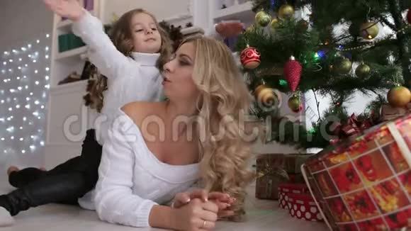 圣诞树附近妈妈和女儿的肖像视频的预览图