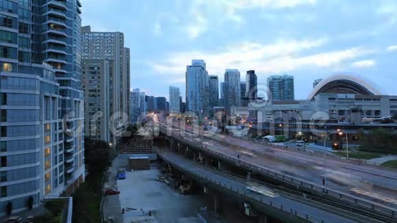 加拿大多伦多嘉丁纳高速公路上的4K超高清时间推移视频的预览图