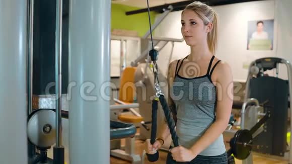健身房里的女孩健身训练视频的预览图
